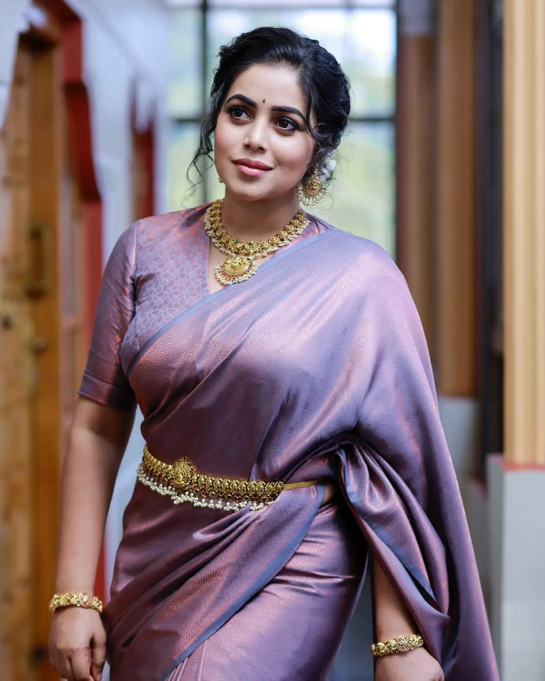 SHAMNA KASIM WEARING BEAUTIFUL JEWELLERY VIOLET SAREE 9